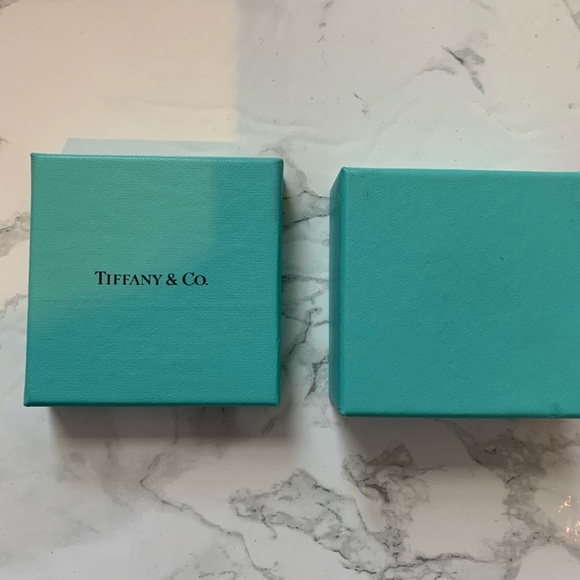 Tiffany and Co. Classic teal jewelry gift box - Picture 3 of 3